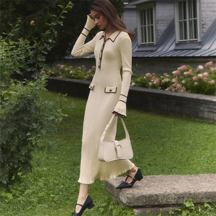 Vestido de Tricô Longo estilo Pullover e decote com gola e detalhes em botões