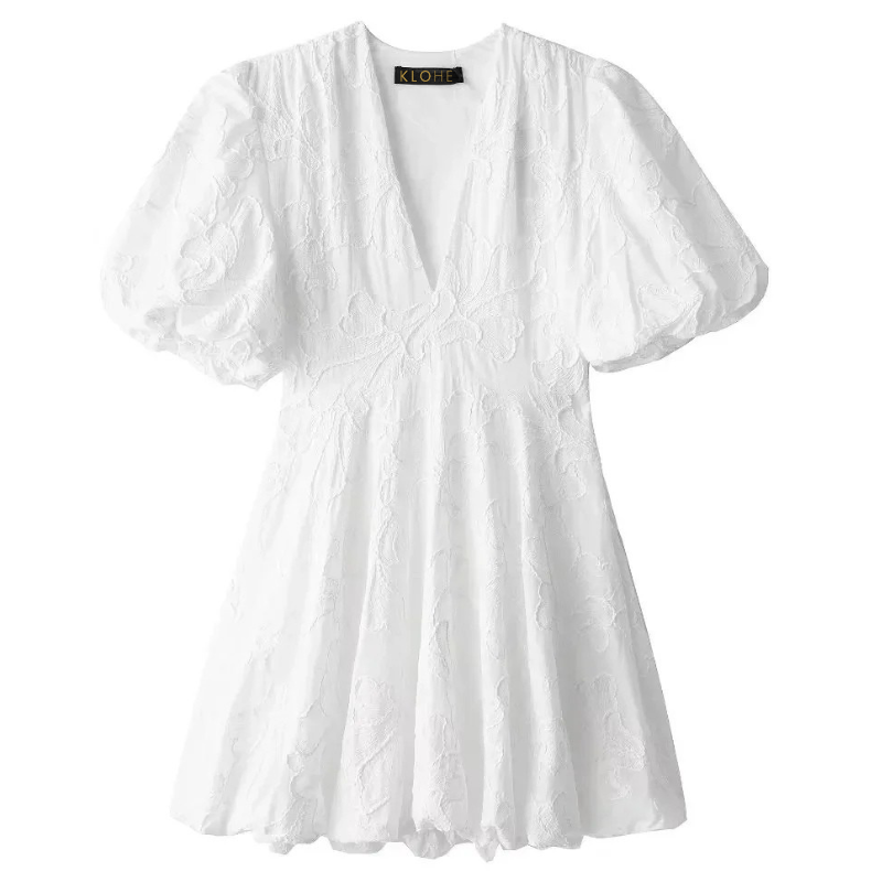 Vestido Curto Bordado Branco Decote em V e Mangas bufantes