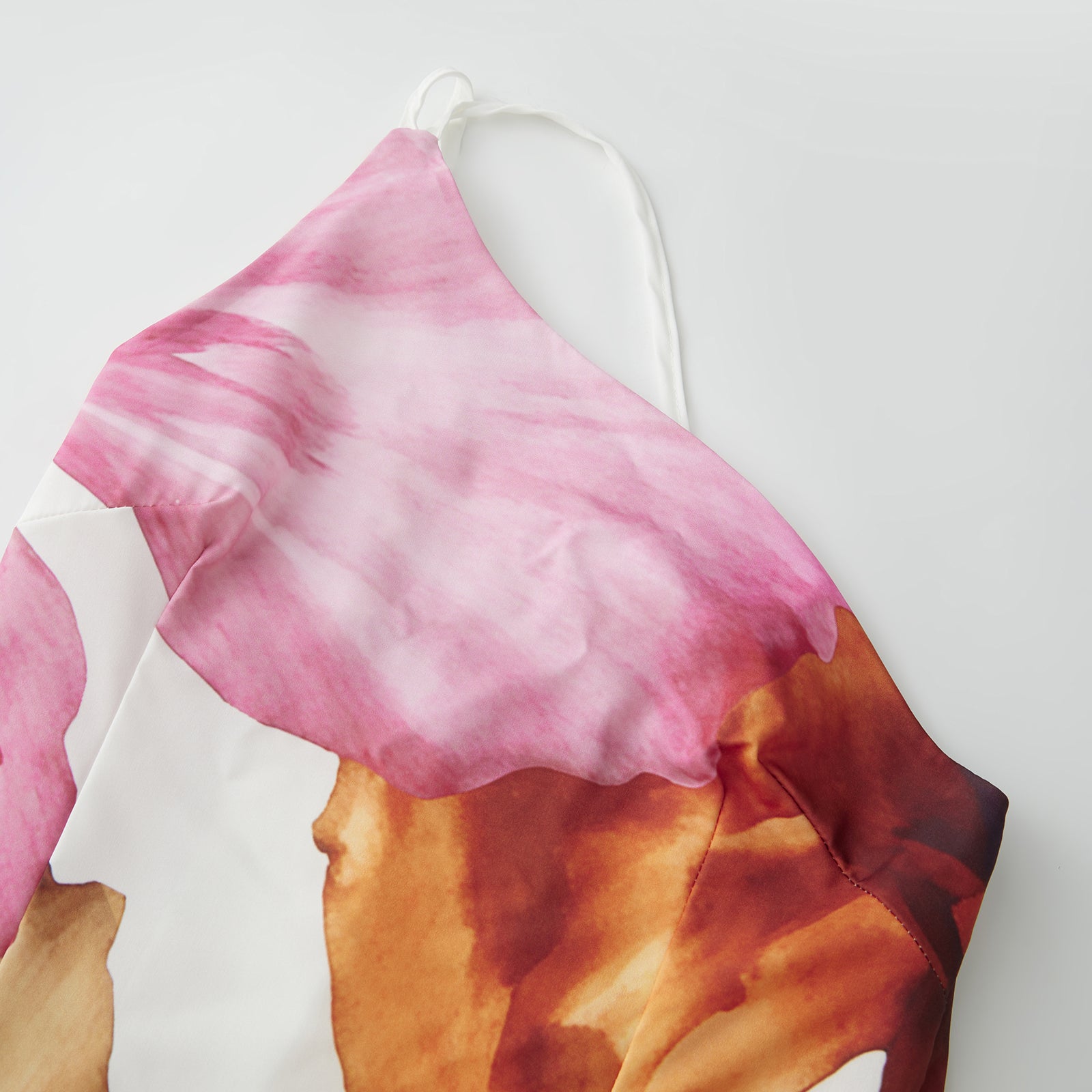 Vestido Chérie Longo de Alça Única e Abertura Lateral de Babados