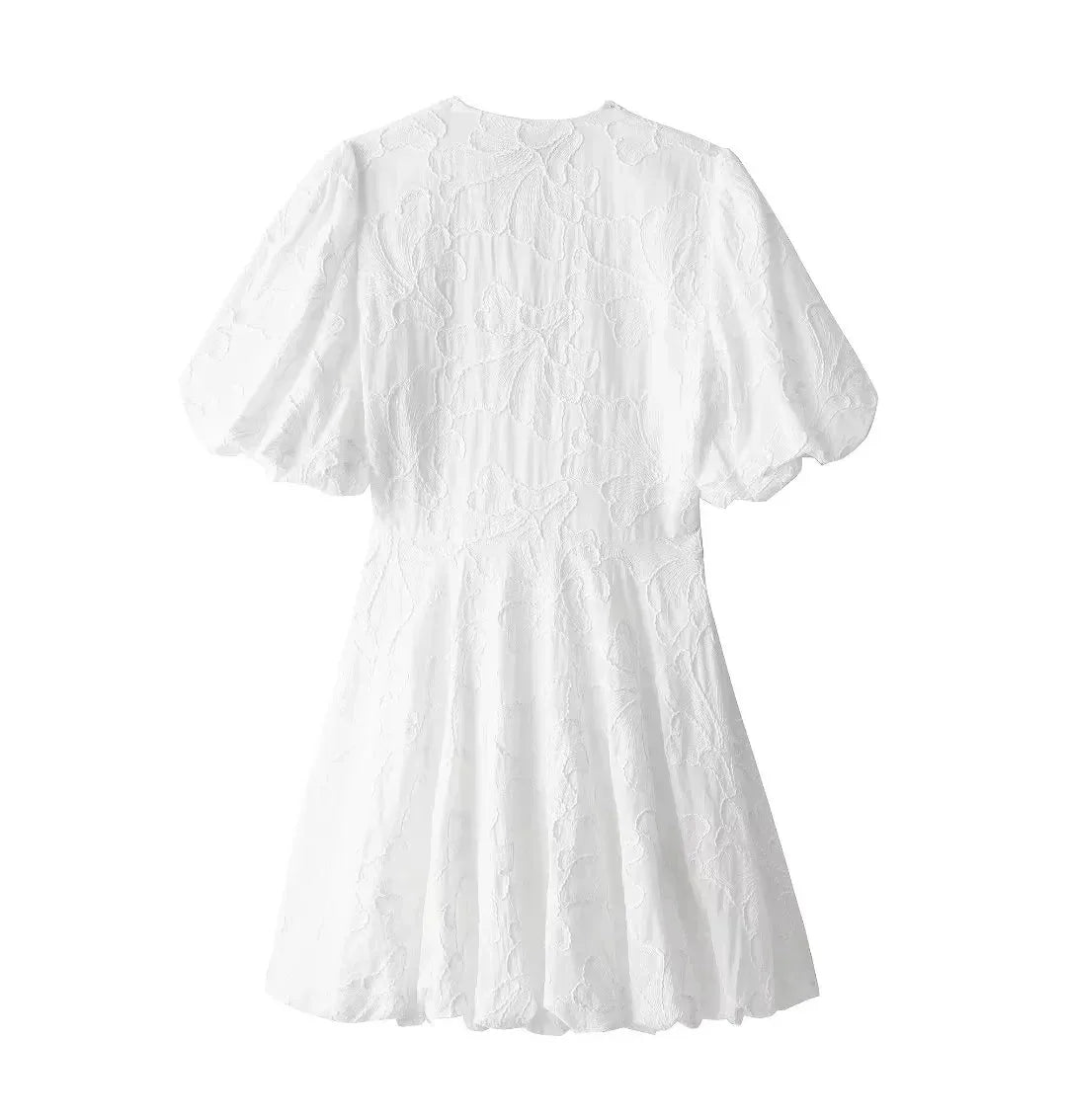 Vestido Curto Bordado Branco Decote em V e Mangas bufantes