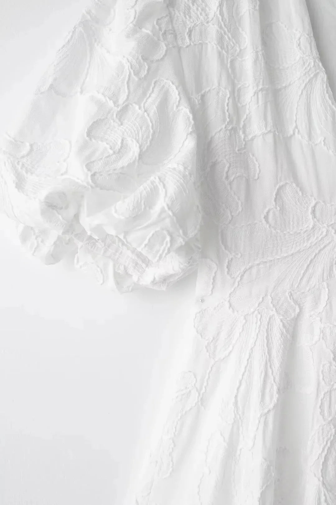 Vestido Curto Bordado Branco Decote em V e Mangas bufantes