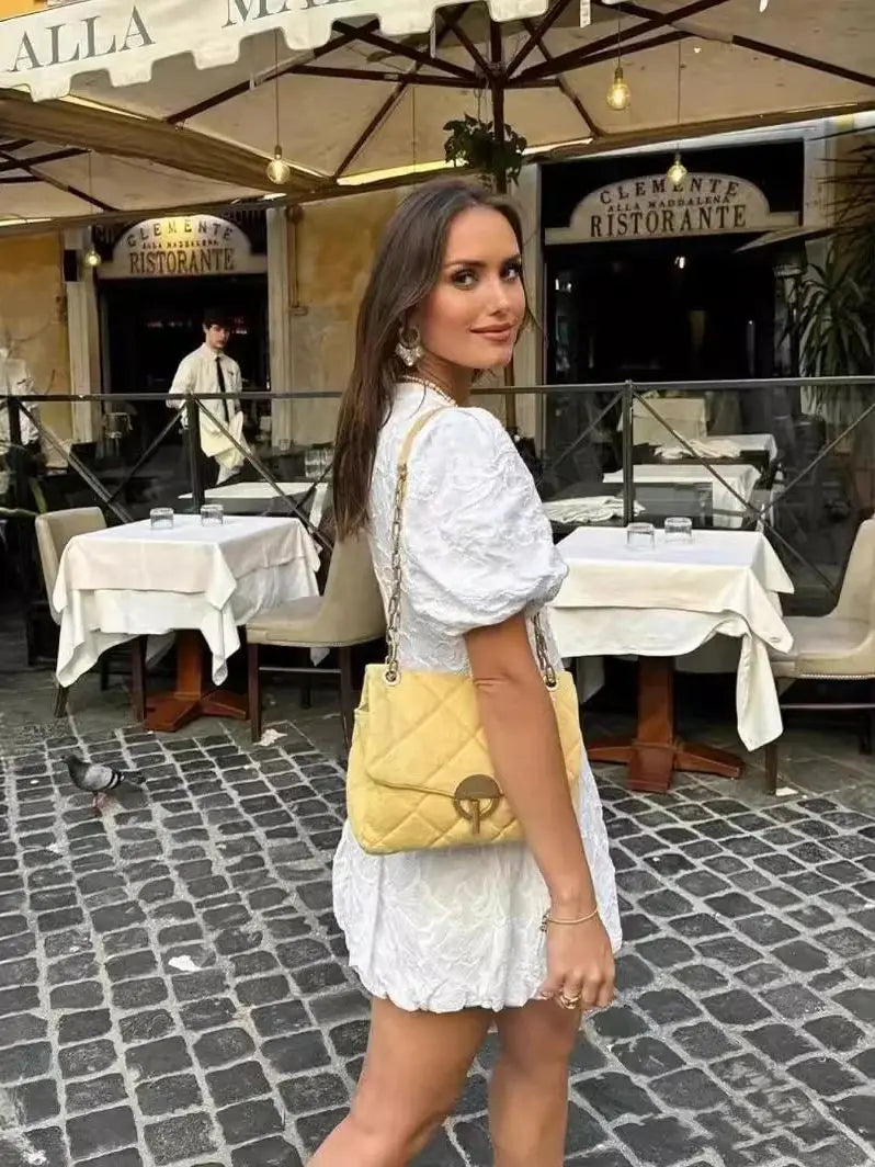 Vestido Curto Bordado Branco Decote em V e Mangas bufantes