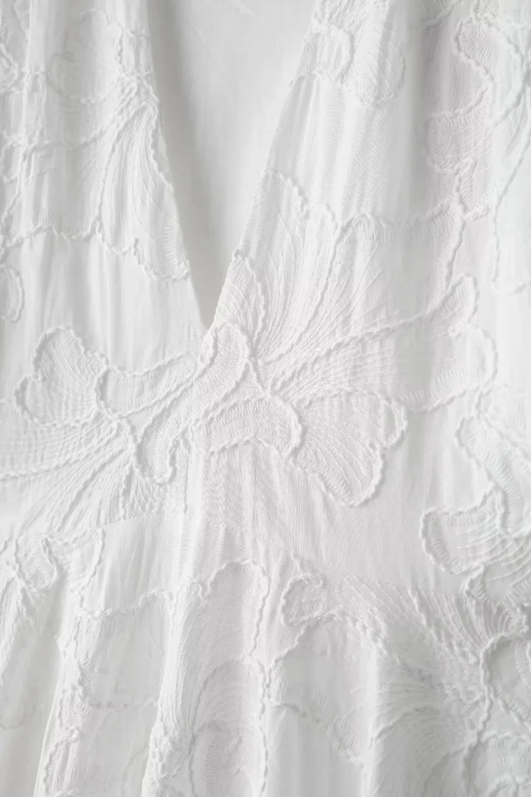 Vestido Curto Bordado Branco Decote em V e Mangas bufantes