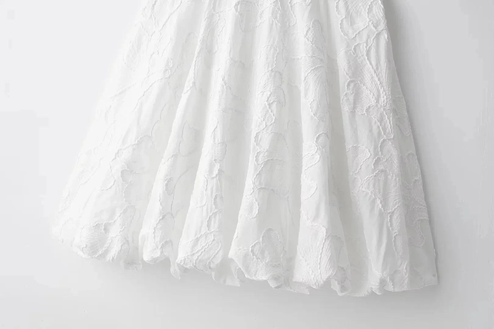 Vestido Curto Bordado Branco Decote em V e Mangas bufantes