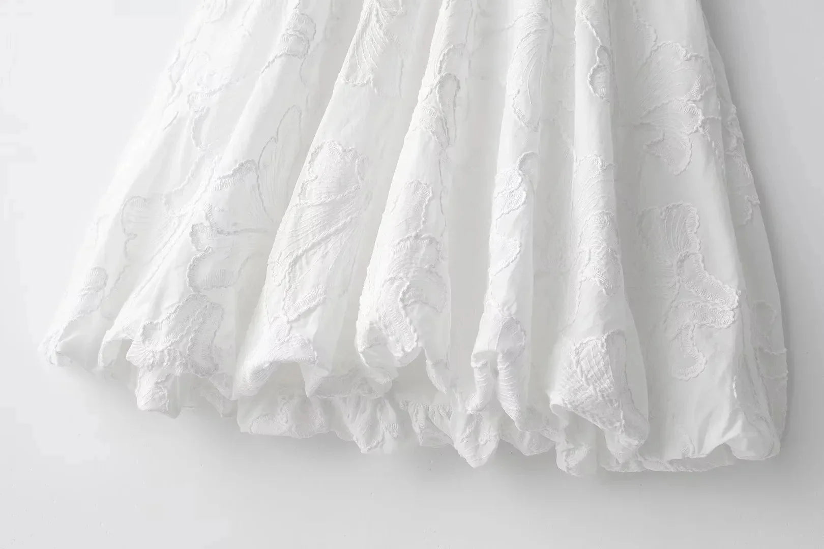 Vestido Curto Bordado Branco Decote em V e Mangas bufantes
