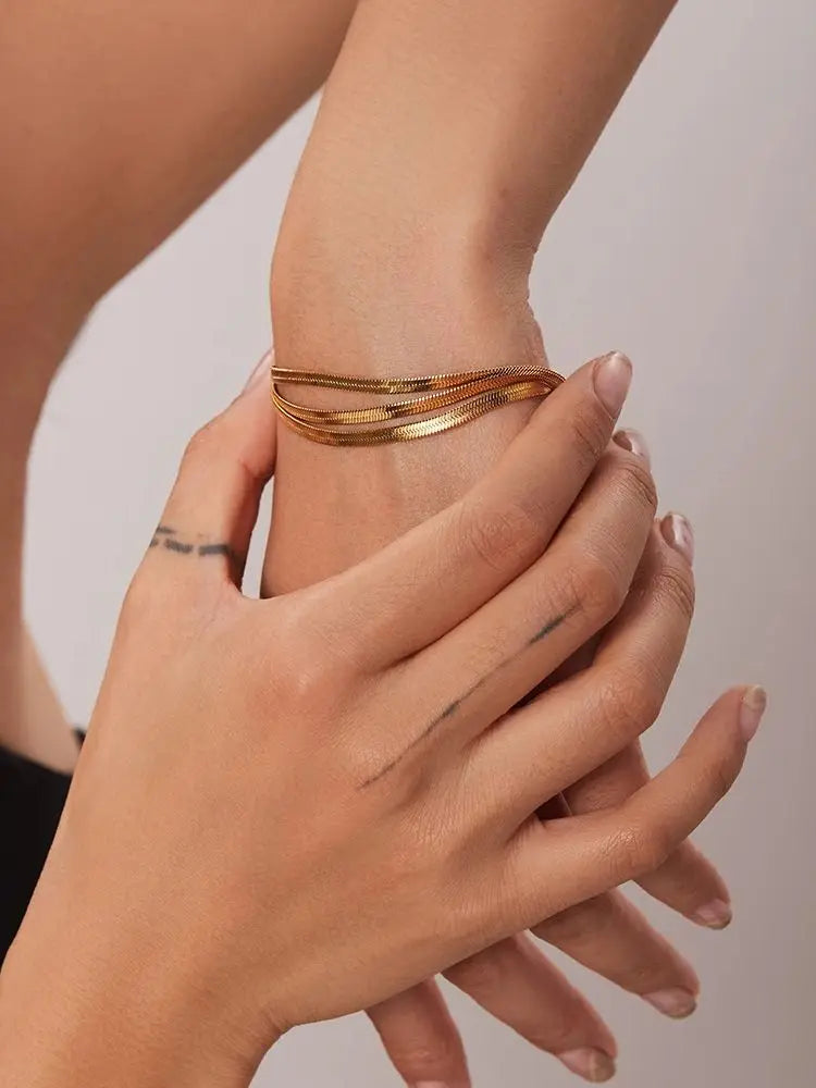 Pulseira Dourada de Corrente Plana com Três Camadas