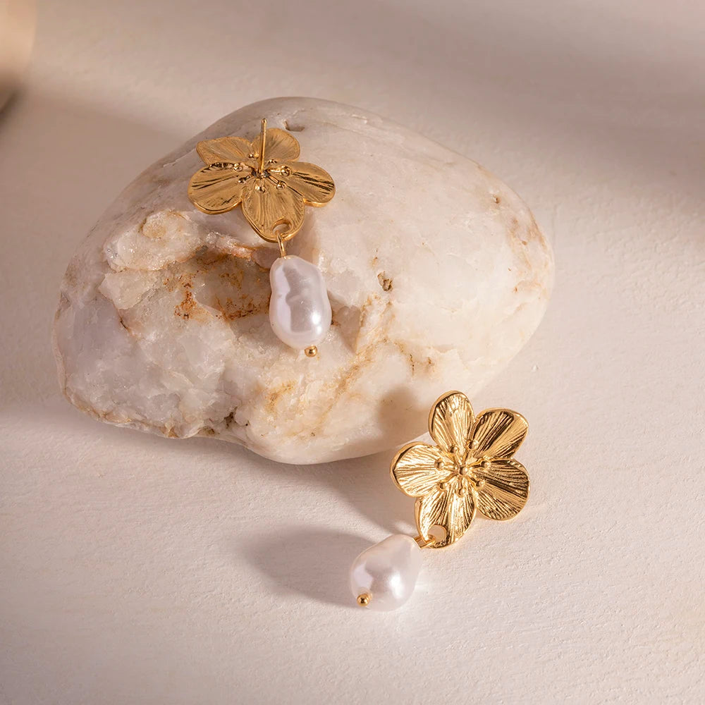 Brincos Florais de Ouro com Pérola