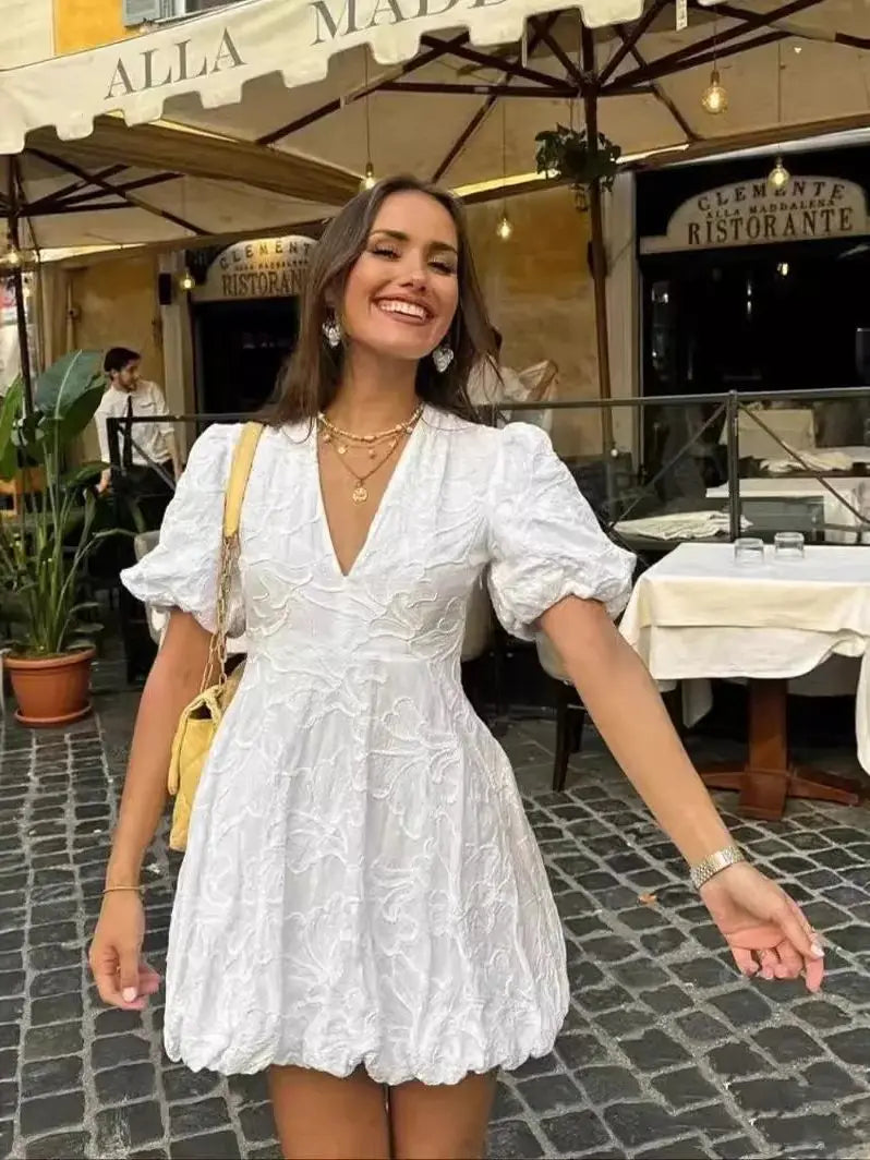 Vestido Curto Bordado Branco Decote em V e Mangas bufantes