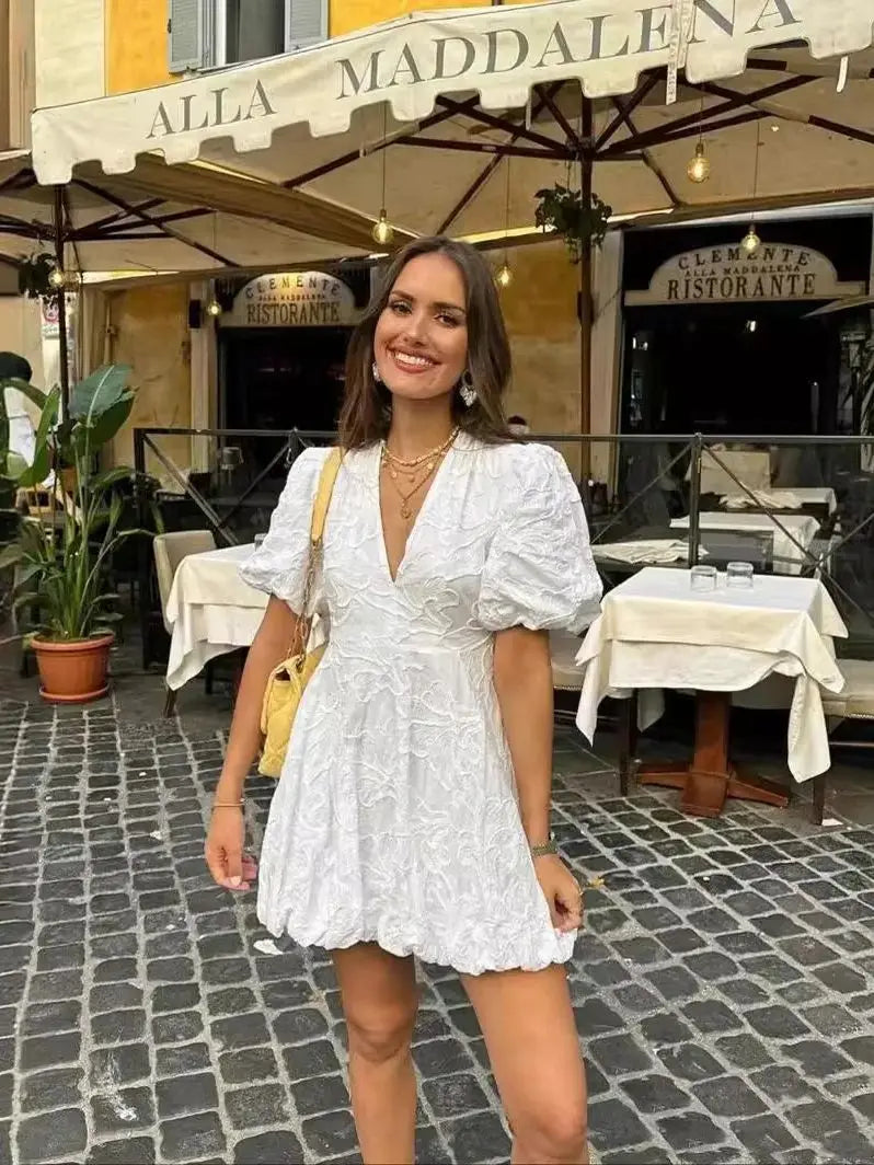 Vestido Curto Bordado Branco Decote em V e Mangas bufantes