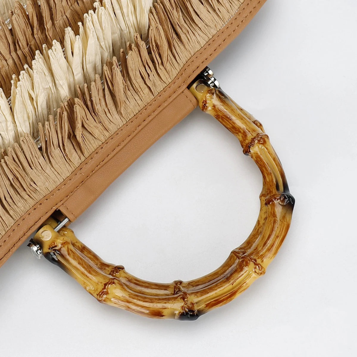 Bolsa de Palha Artesanal com Alça de Bambu