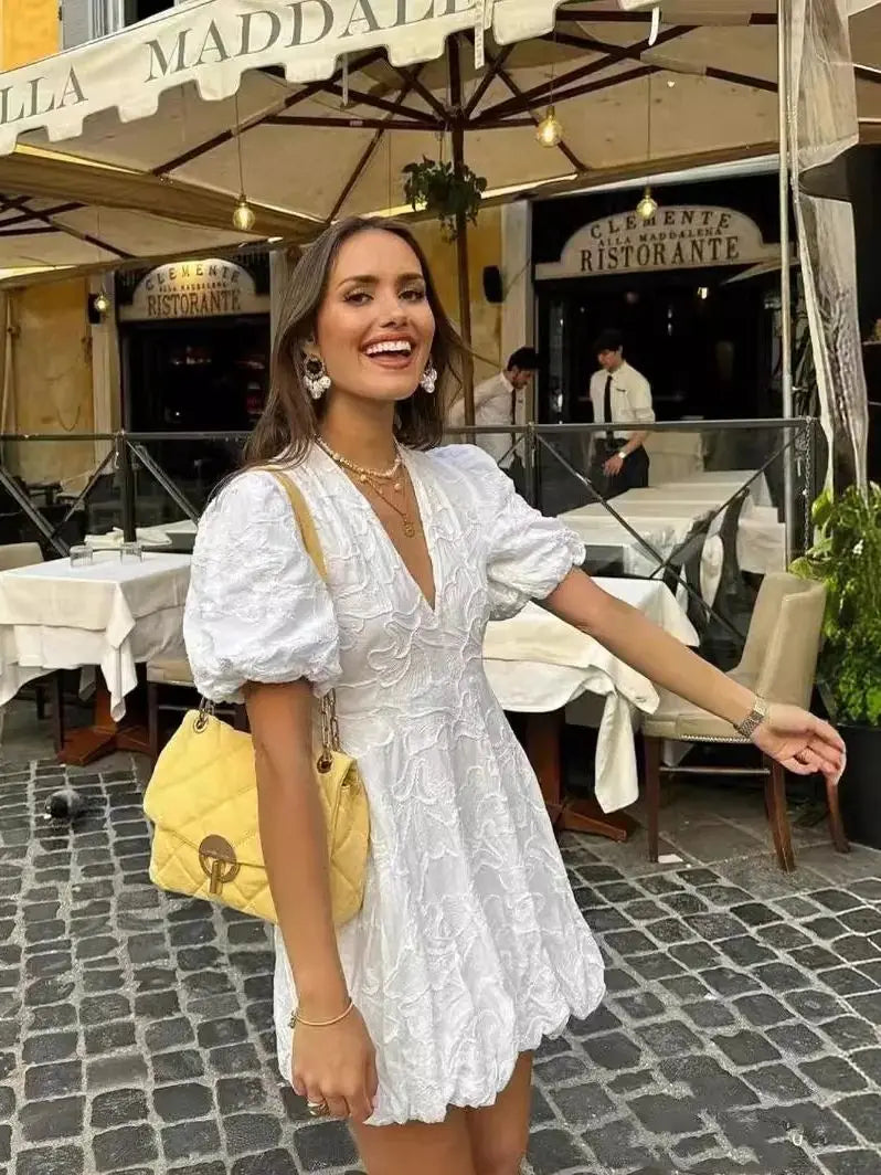 Vestido Curto Bordado Branco Decote em V e Mangas bufantes
