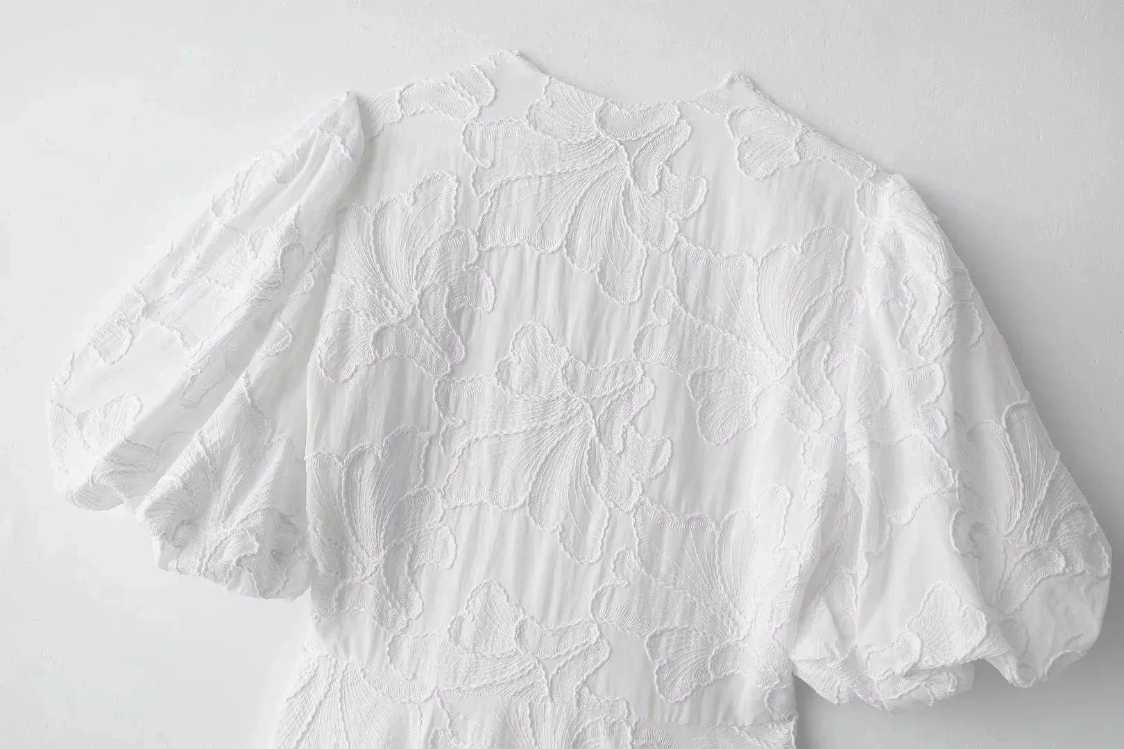 Vestido Curto Bordado Branco Decote em V e Mangas bufantes