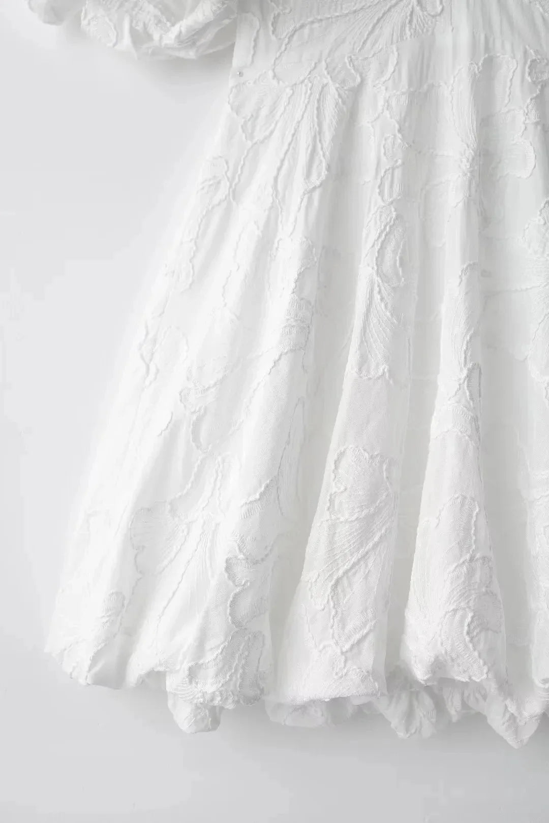 Vestido Curto Bordado Branco Decote em V e Mangas bufantes