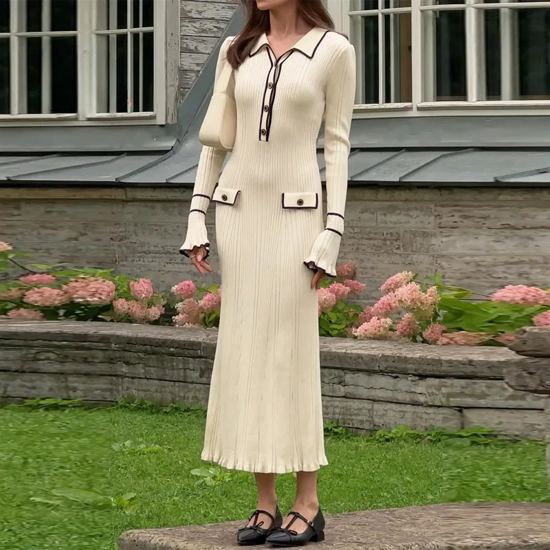 Vestido de Tricô Longo estilo Pullover e decote com gola e detalhes em botões